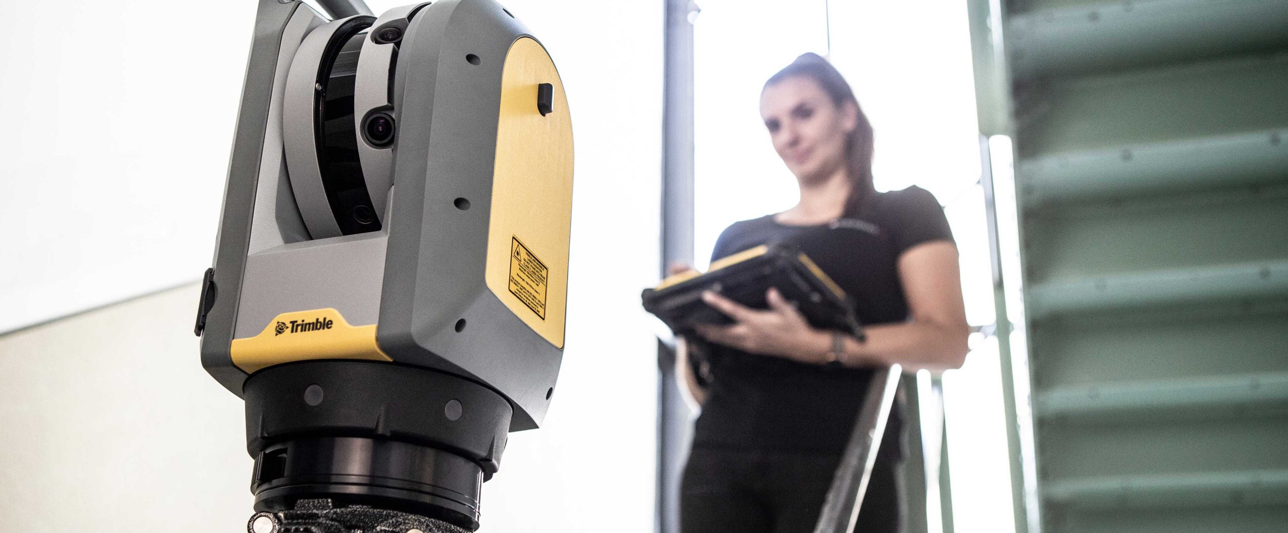 Terrestrischer Laserscanner von Trimble bei der 3D-Vermessung in einem Gebäude