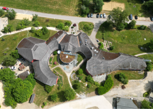 Luftbild des gesamten Gebäudes